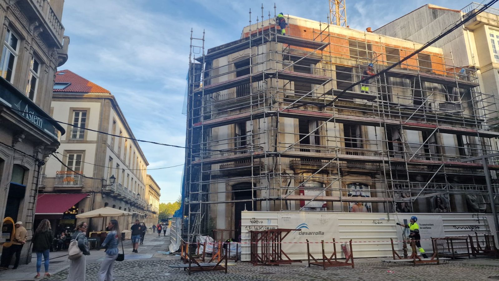 Así se desmontan los andamios en el edificio protegido del centro de Vilagarcía, cuya reconstrucción está a medias y fue paralizada por el Concello hace un año.