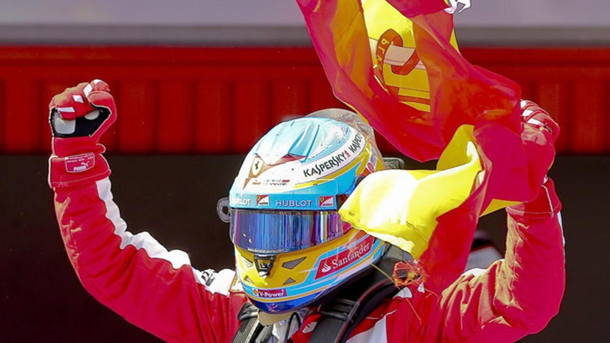 Fernando Alonso celebra su victoria en Montmeló