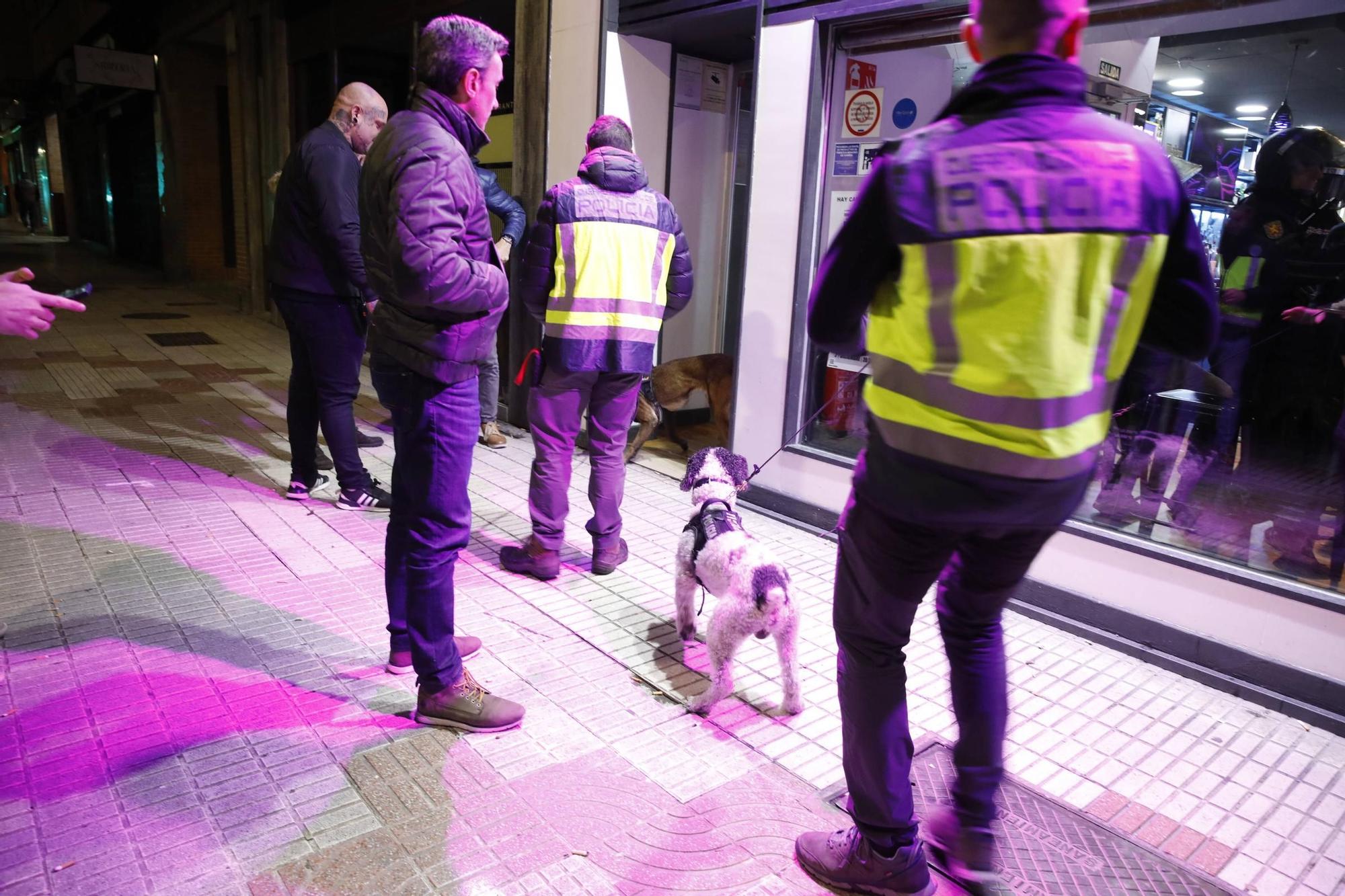 Así vigila la Policía Nacional las zonas de ocio nocturno en Gijón (en imágenes)