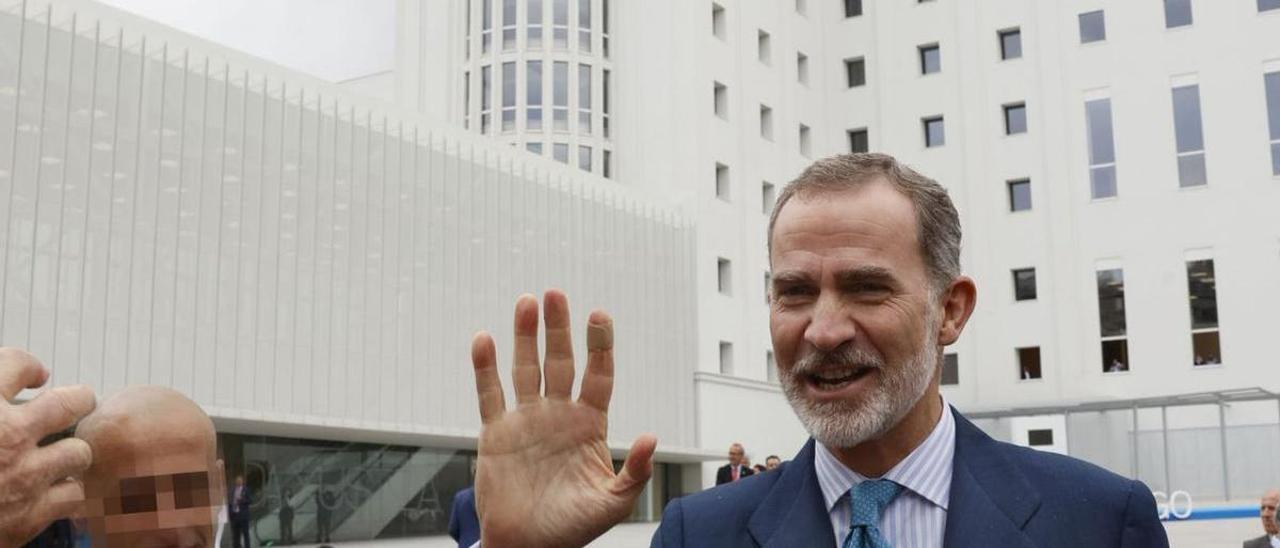 Felipe VI saluda ante la torre Pizarro, antiguo hospital de Vigo y ahora sede de la Ciudad de la Justicia. | Lavandeira Jr