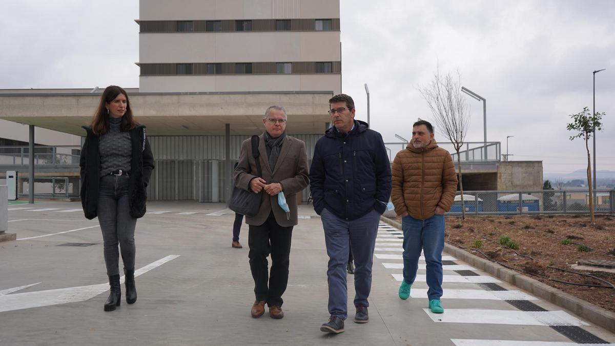 El alcalde de Ontinyent, Jorge Rodríguez, junto al gerente del Departamento de Salud y los regidores Paula Soler y Oscar Borrell.