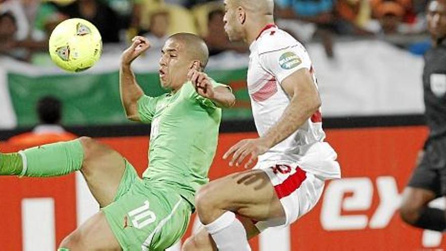 Feghouli, en un lance del juego contra los tunecinos.