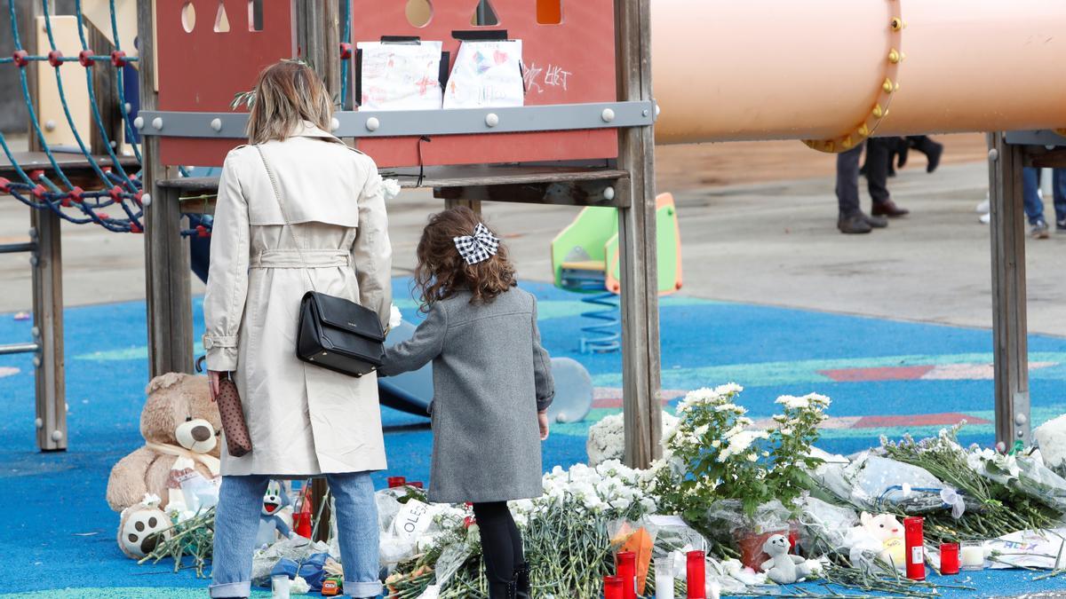 Flores y regalos en homenaje al pequeño asesinado.