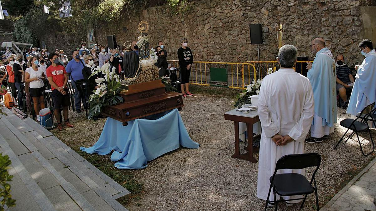 La misa se realizó en la explanada frente al santuario y no en la zona de carrascas.