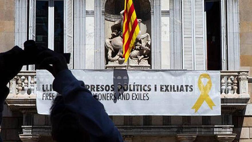 La pancarta que cuelga en el Palau de la Generalitat.