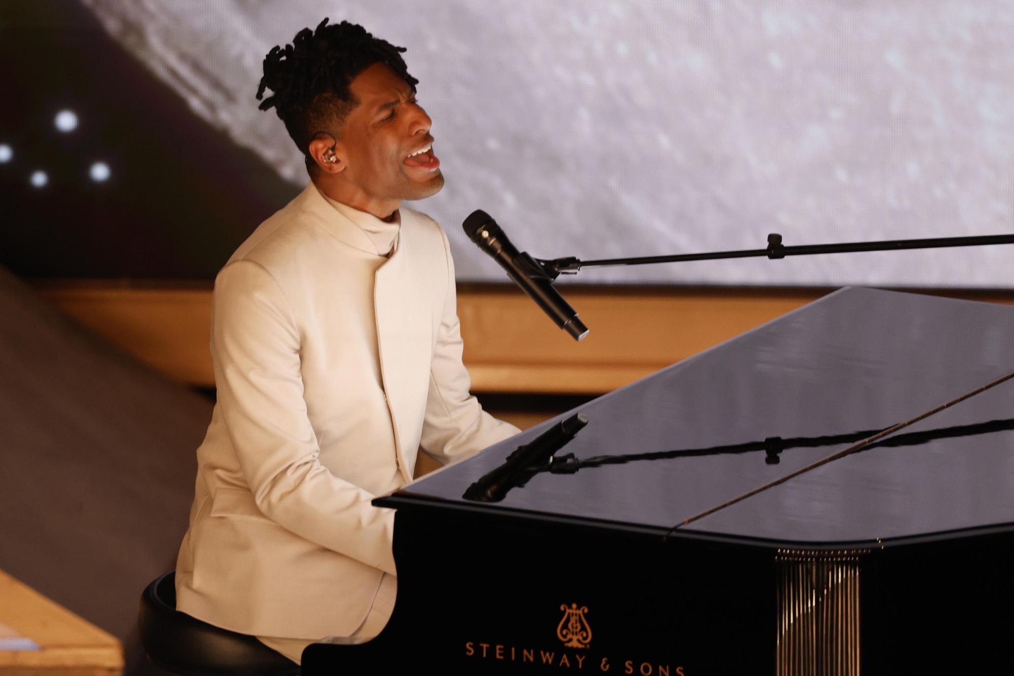 Los Angeles (United States), 10/03/2024.- Jon Batiste performs the song ''It Never Went Away" from his nominated documentary American Symphony during the 96th annual Academy Awards ceremony at the Dolby Theatre in the Hollywood neighborhood of Los Angeles, California, USA, 10 March 2024. The Oscars are presented for outstanding individual or collective efforts in filmmaking in 23 categories. EFE/EPA/CAROLINE BREHMAN