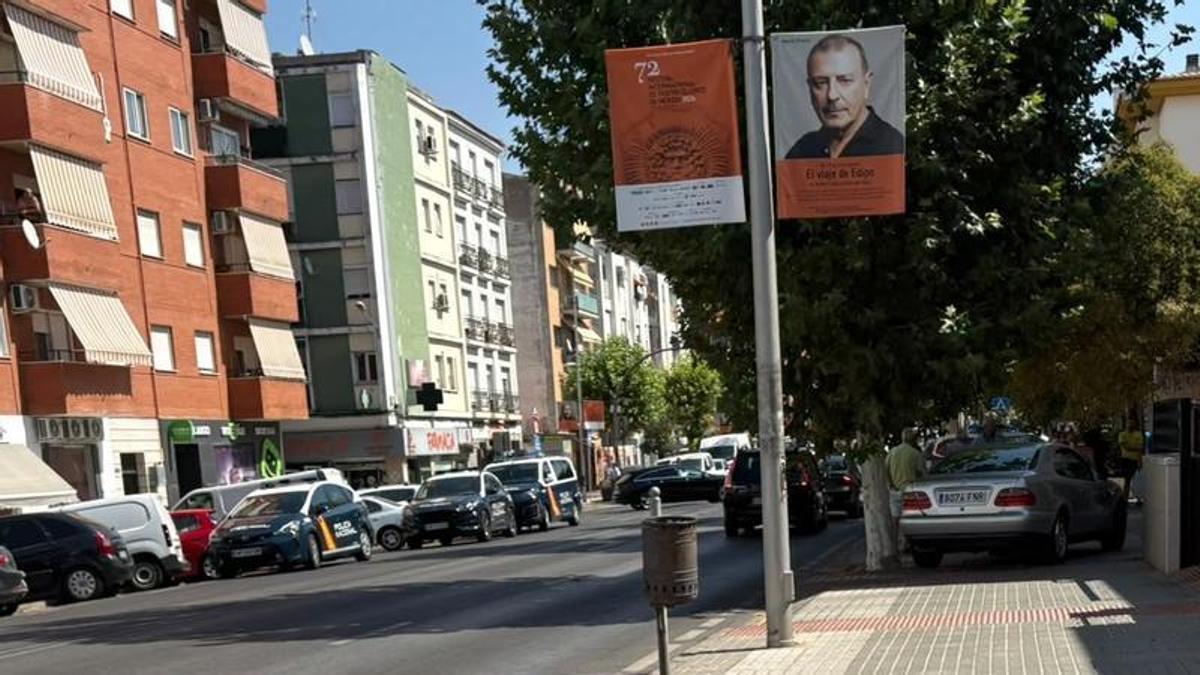 Presencia policial en la avenida Juan Carlos I de Mérida, donde se ha producido el altercado junto al vehículo estacionado sobre la acera.