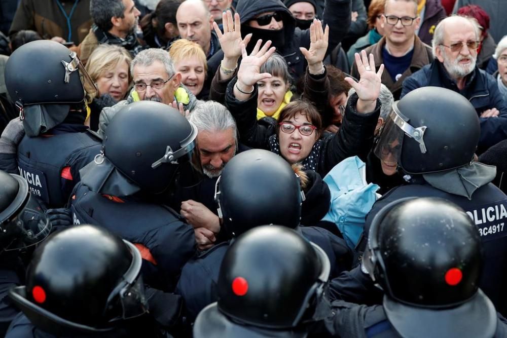 Protestes i tensió a l'exterior del Parlament de Catalunya