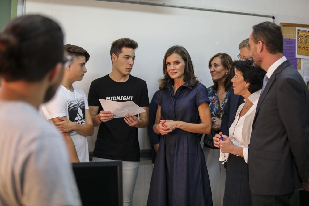 La Reina Letizia visita el IES Severo Ochoa de Elche.