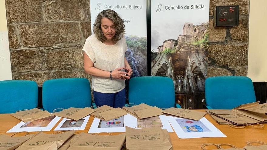 Mónica González Conde, cos libros que xa se están repartindo entre todos os participantes.