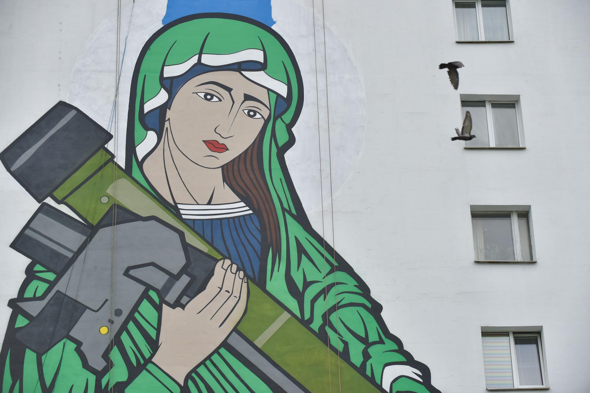 Un mural de una virgen María con un lanzagranadas Javeline