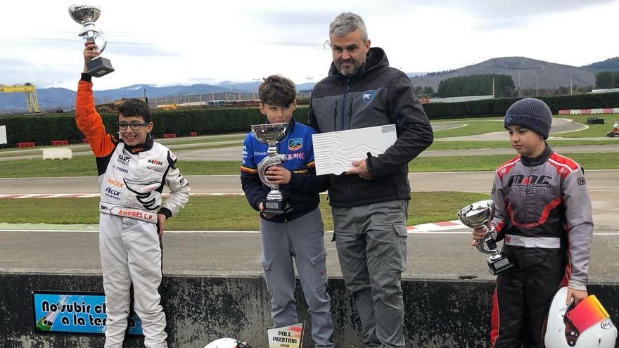 Alejandro Méndez en lo alto del podio de Ponferrada, junto a su padre Alejandro, al que reconocen como mecánico del mejor piloto.