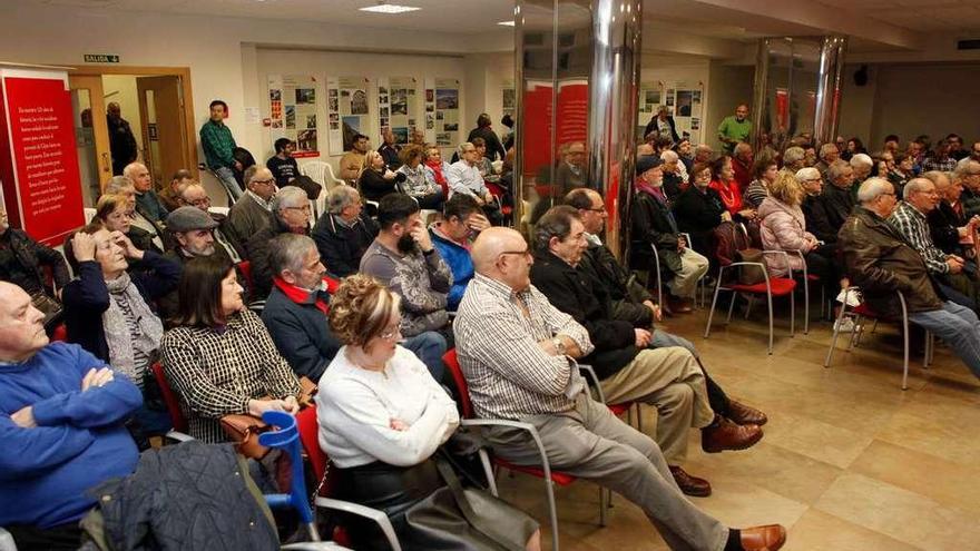 Asistentes a la reunión de ayer en la Casa del Pueblo del PSOE; al fondo, de pie, Francisco Blanco.