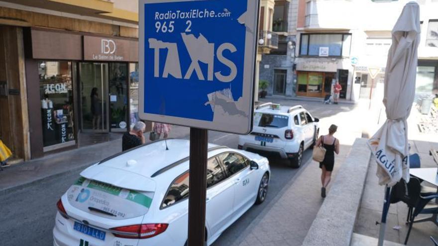 Un taxi circulando por la céntrica calle San Vicente de Elche. | AXEL ÁLVAREZ