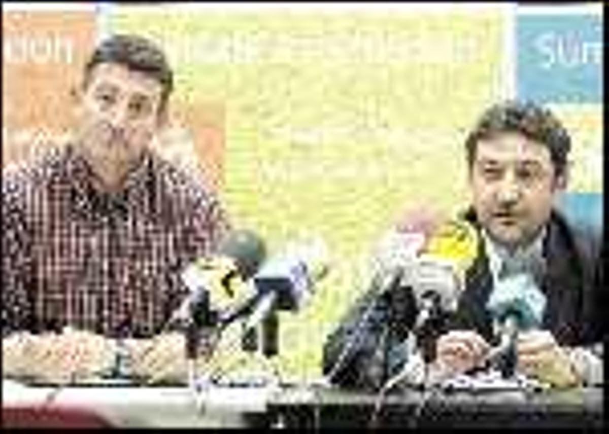 Chano Rodríguez y Santi Domínguez, durante la comparecencia celebrada ayer por la tarde. / rafa estévez