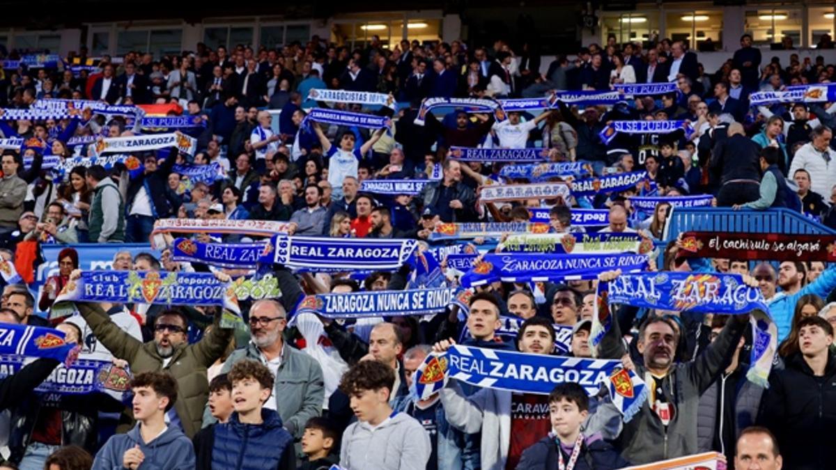 Aficionados zaragocistas, bufanda en mano, durante el derbi ante el Huesca.