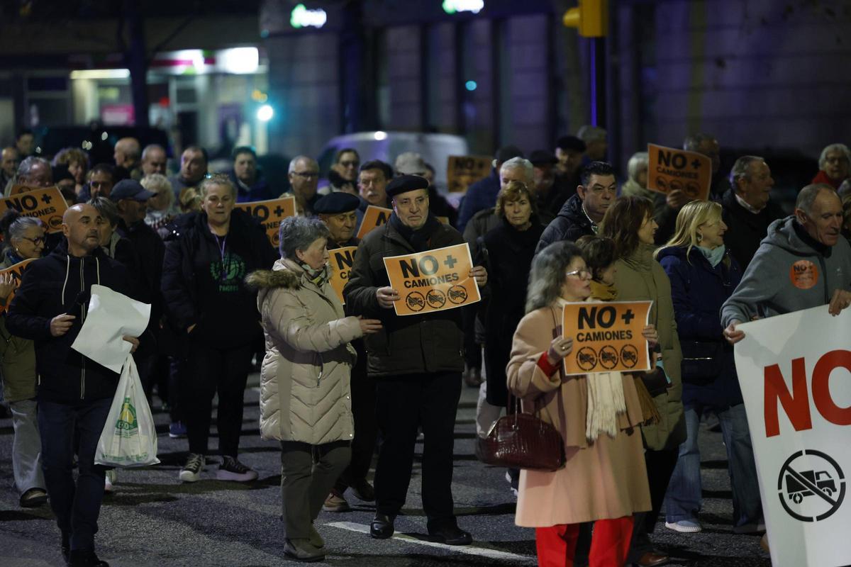 La última manifestación del 2025 contra el tráfico pesado por Príncipe de Asturias, en imágenes