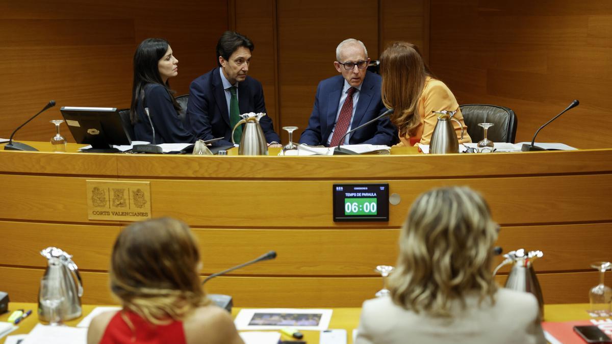 La mesa de la comisión habla antes de empezar la última sesión de la investigación de la dana en las Corts, este miércoles.