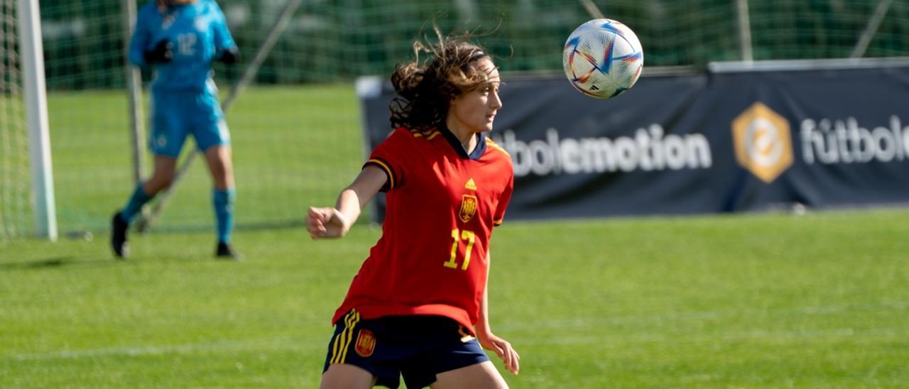 Alba Cerrato intenta superar a una rival.