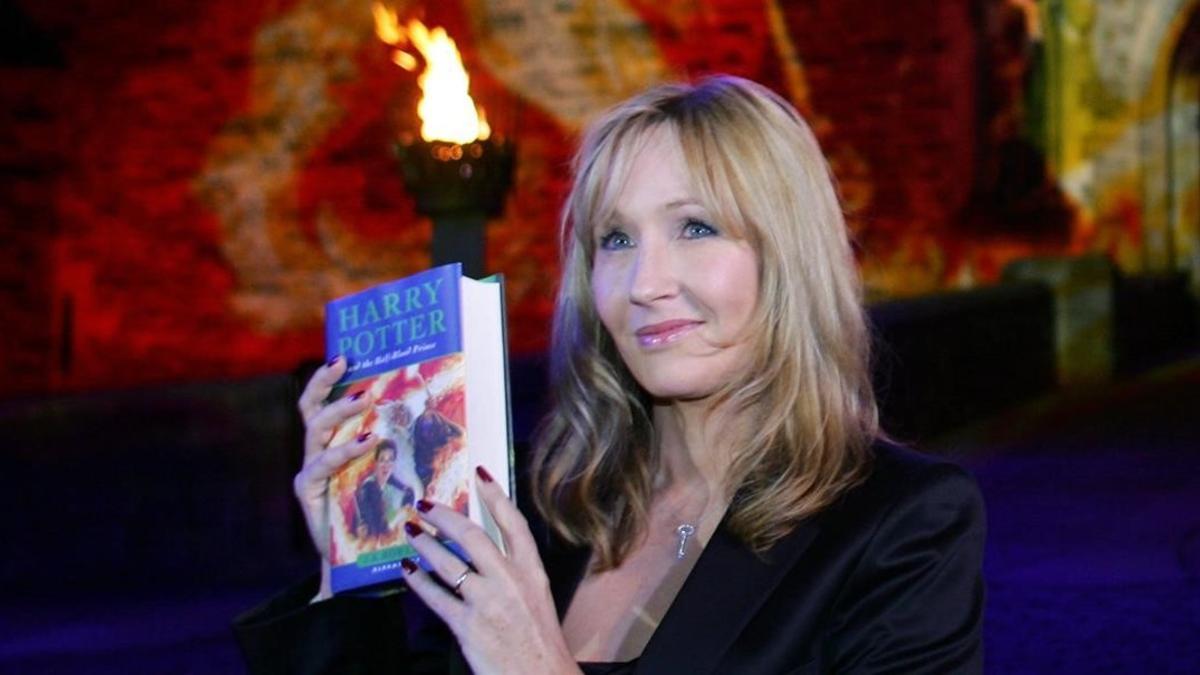 J. K. Rowling en Edimburgo, con uno de los libros de la serie.