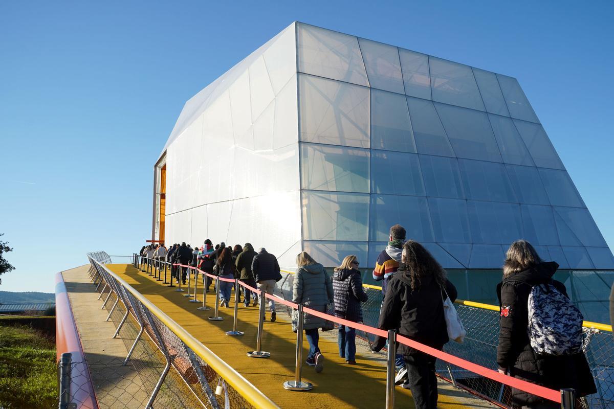 PLASENCIA, 14/12/2025.- Cientos de seguidores de Robe Iniesta aguardan desde primera hora de este domingo, algunos desde la noche anterior, la apertura de puertas del Palacio de Congresos de Plasencia para participar en el homenaje al músico, fallecido el pasado miércoles, en un acto que se prolongará durante toda la jornada. Entre los asistentes se encontraban personas llegadas desde distintos puntos de España. EFE/Eduardo Palomo