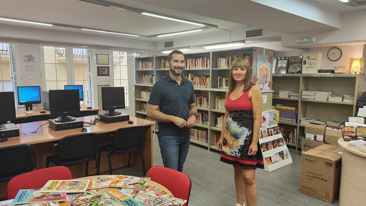El alcalde, Samuel Falomir, junto a Anna Puchol, que lleva desde hace 33 años la biblioteca.