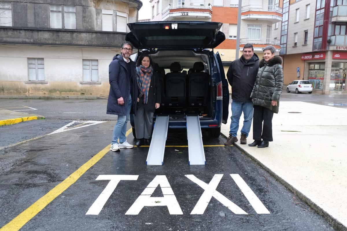 Luis Oujo e Belén do Campo, esquerda, co taxista de Porto do Son que adquiriu un vehículo adaptado.
