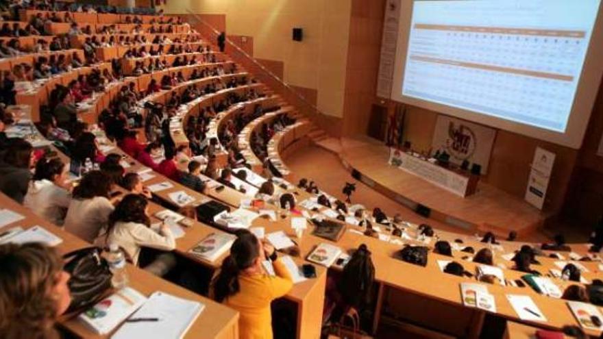 Un instante del simposio, ayer en el aula magna de la Universidad de Elche.