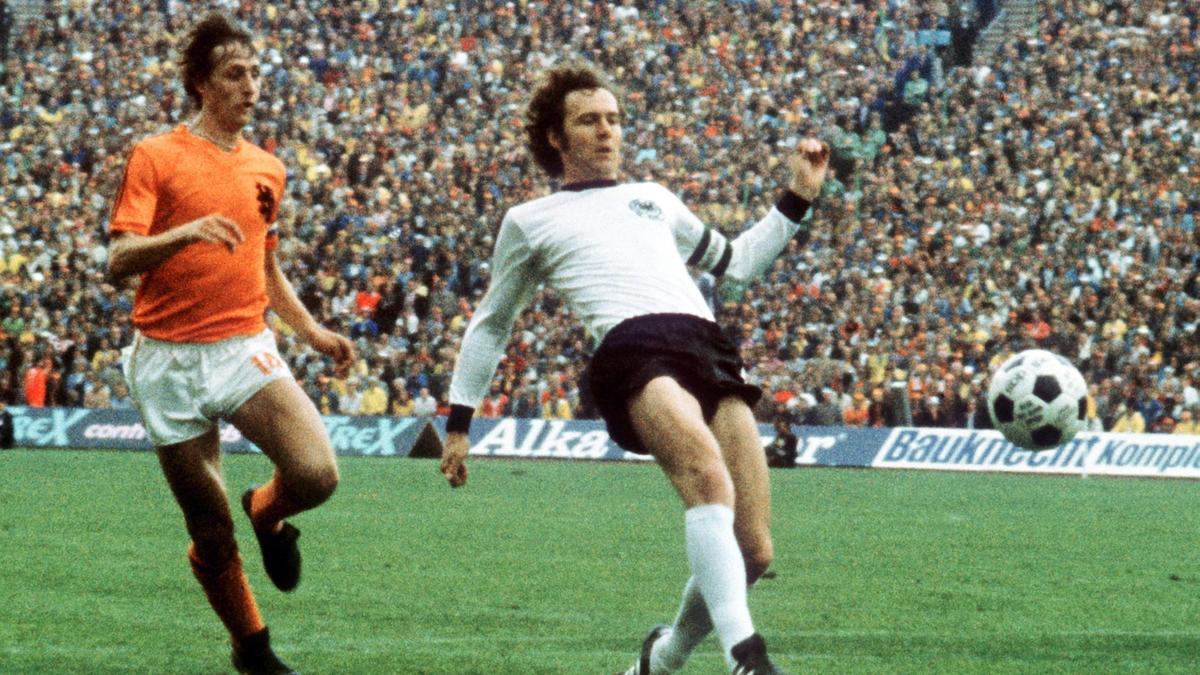 Una fotografía de archivo del 7 de julio de 1974 muestra al alemán Franz Beckenbauer (derecha) y al holandés Johan Cruyff.