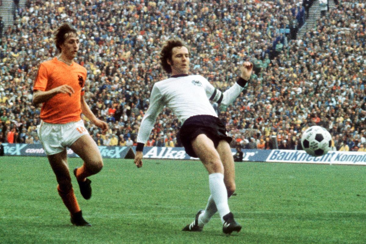 Una fotografía de archivo del 7 de julio de 1974 muestra al alemán Franz Beckenbauer (derecha) y al holandés Johan Cruyff.