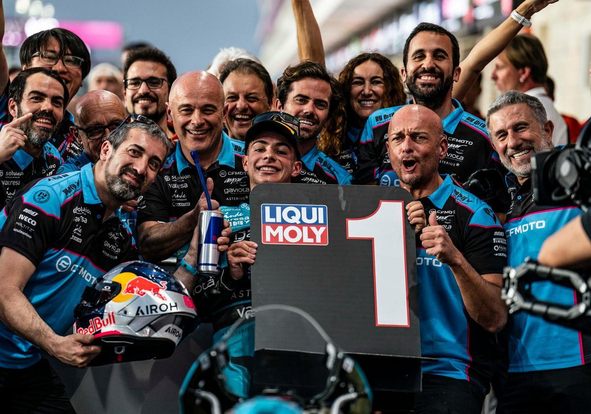 David Alonso, celebrando su triunfo en Qatar con los miembros del Team Aspar