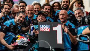 David Alonso, celebrando su triunfo en Qatar con los miembros del Team Aspar