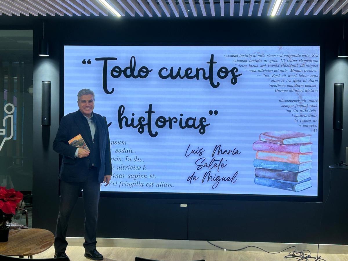 Luisma Saleta junto a su obra 'Todo cuentos e hisorias'