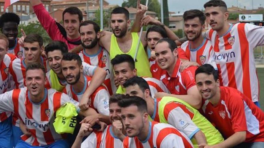 El primer equip celebra el títol de lliga i l&#039;ascens en el darrer partit de la temporada