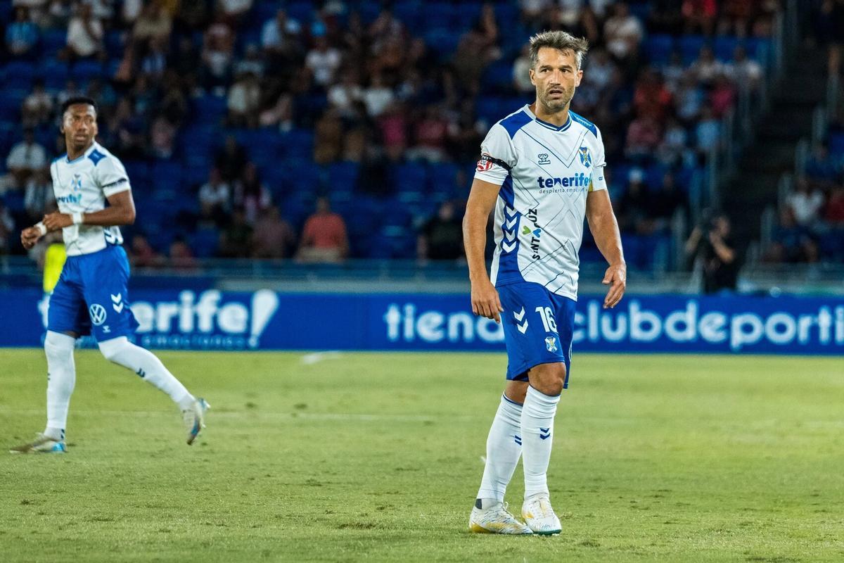 Aitor Sanz, a la derecha, durante un encuentro de la 2025-2026 con el Tenerife.