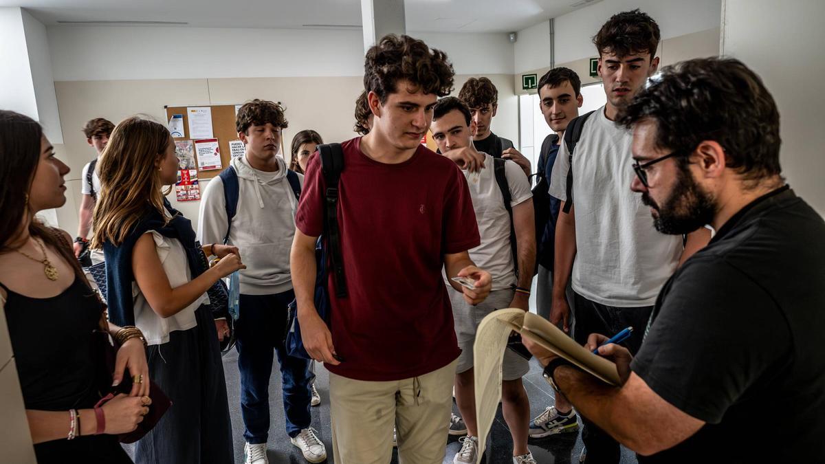 Estudiantes, accediendo a los exámenes de selectividad.