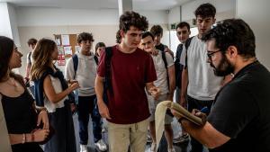 Estudiantes, accediendo a los exámenes de selectividad.