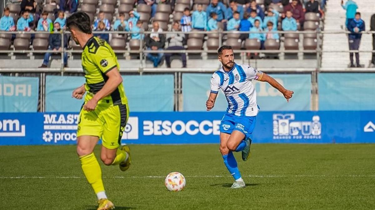 Canario conduce el esférico en un lance del partido frente al Sabadell.