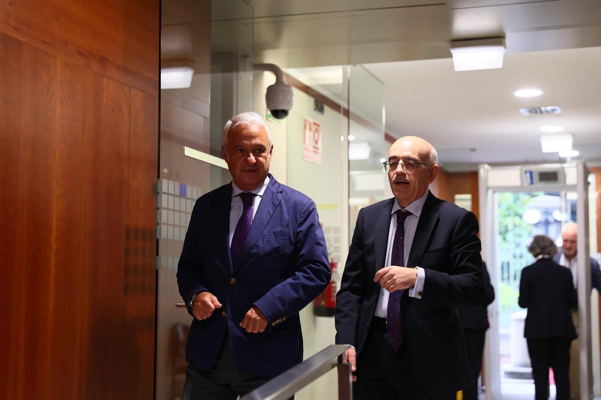 El presidente del TSJA, a la derecha, a su llegada a las jornadas.