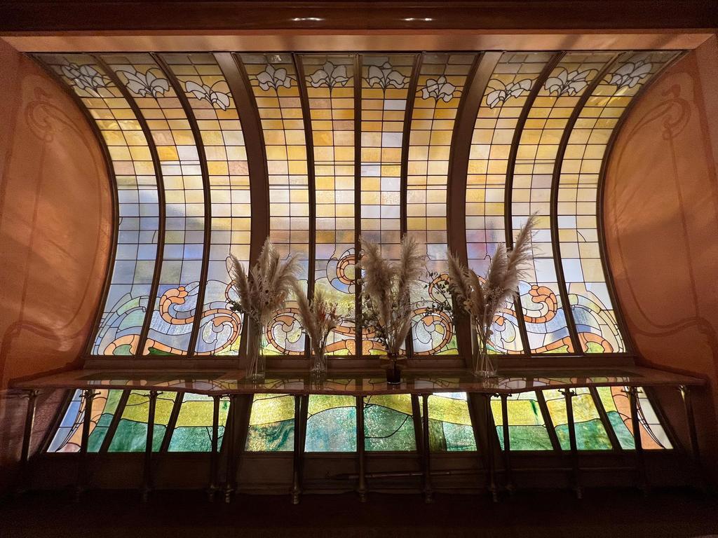 Vidriera de la planta superior de la Casa Solvay