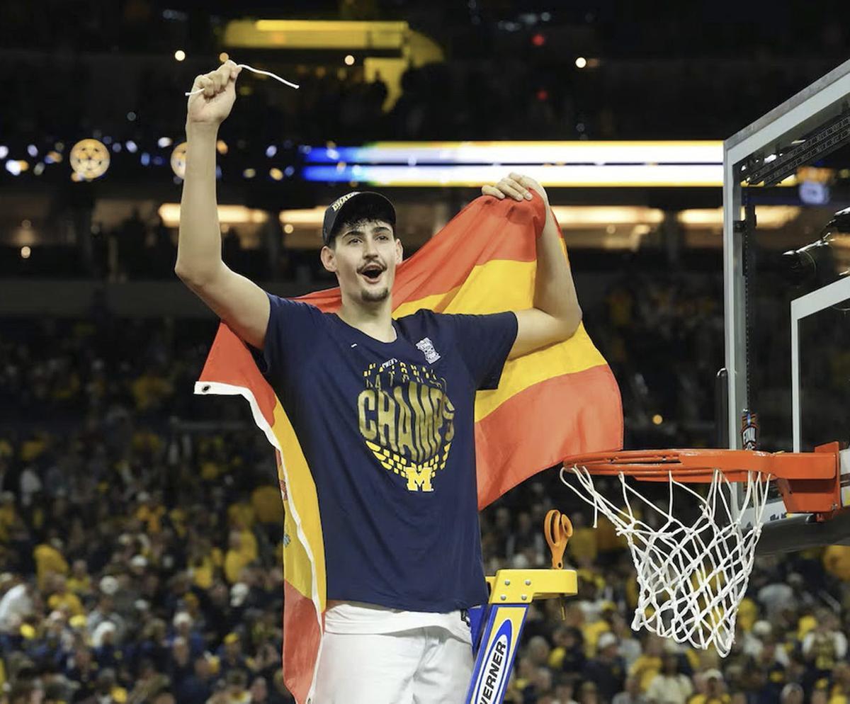 Aday Mara, con la bandera de España, tras conquistar el título.