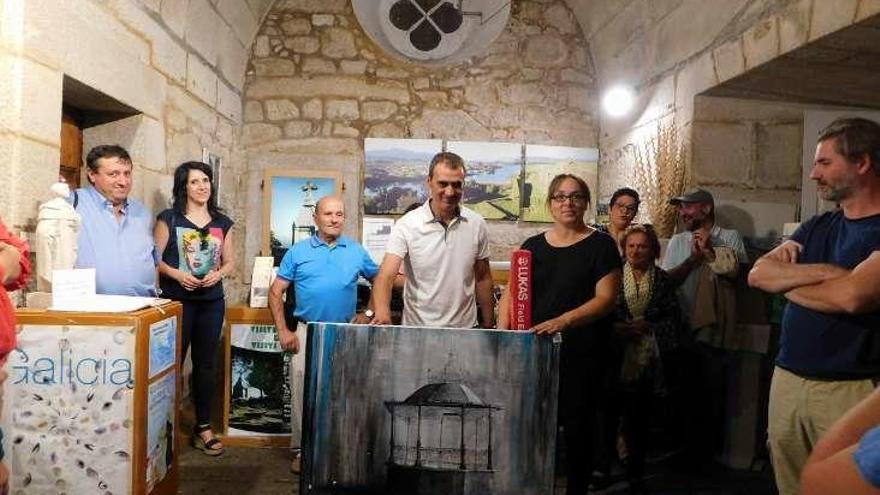 Enrique Cabaleiro, junto a la pintura ganadora del certamen. // D.B.M.