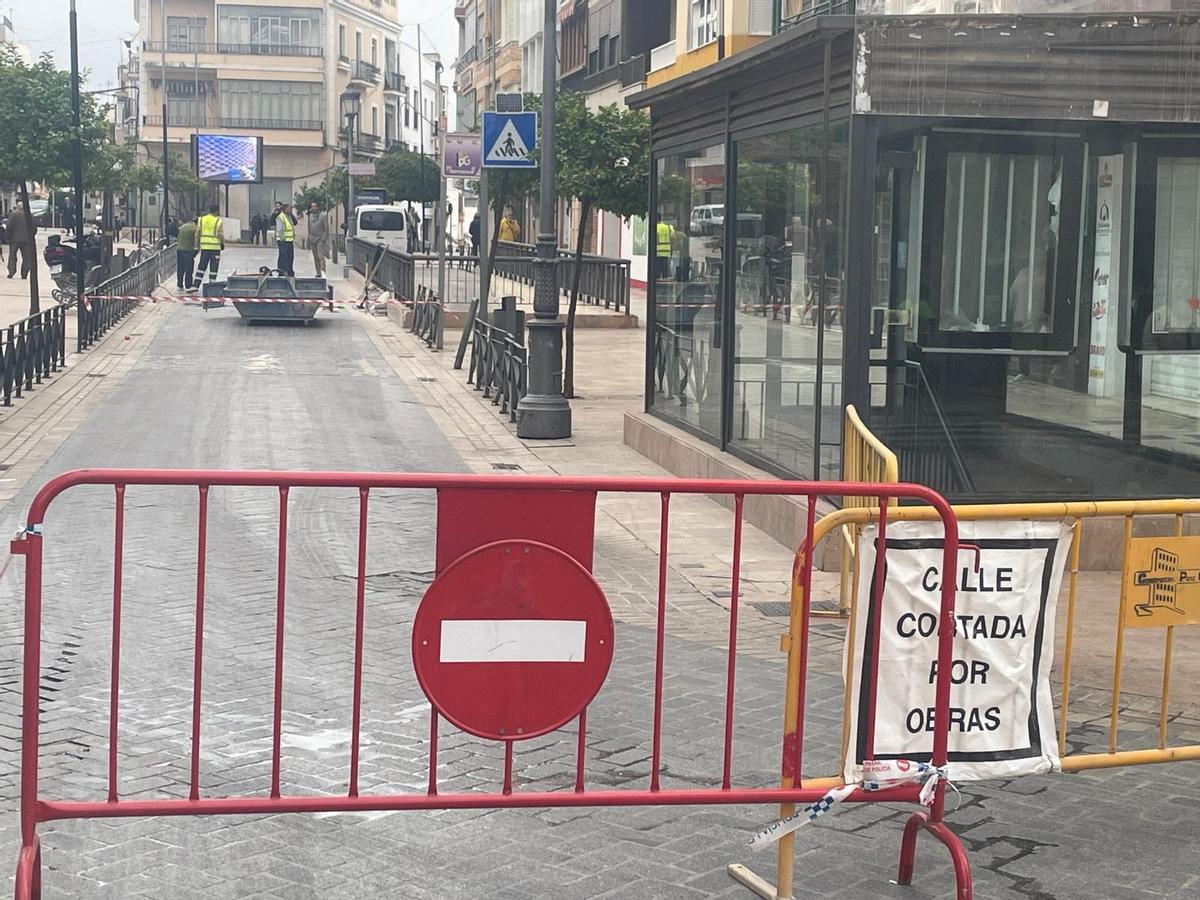 Reposición de adoquines en el Paseo del Romeral de Puente Genil.