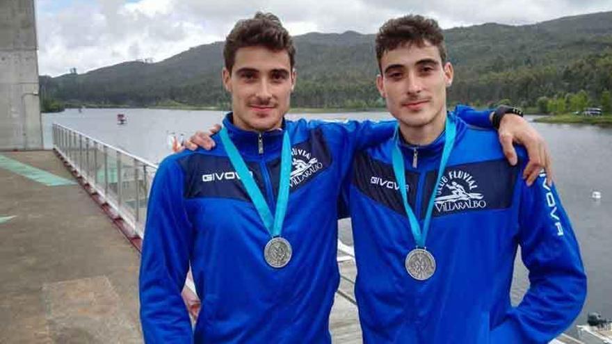 Los hermanos Abad posan con sus medallas de plata en Verducido.