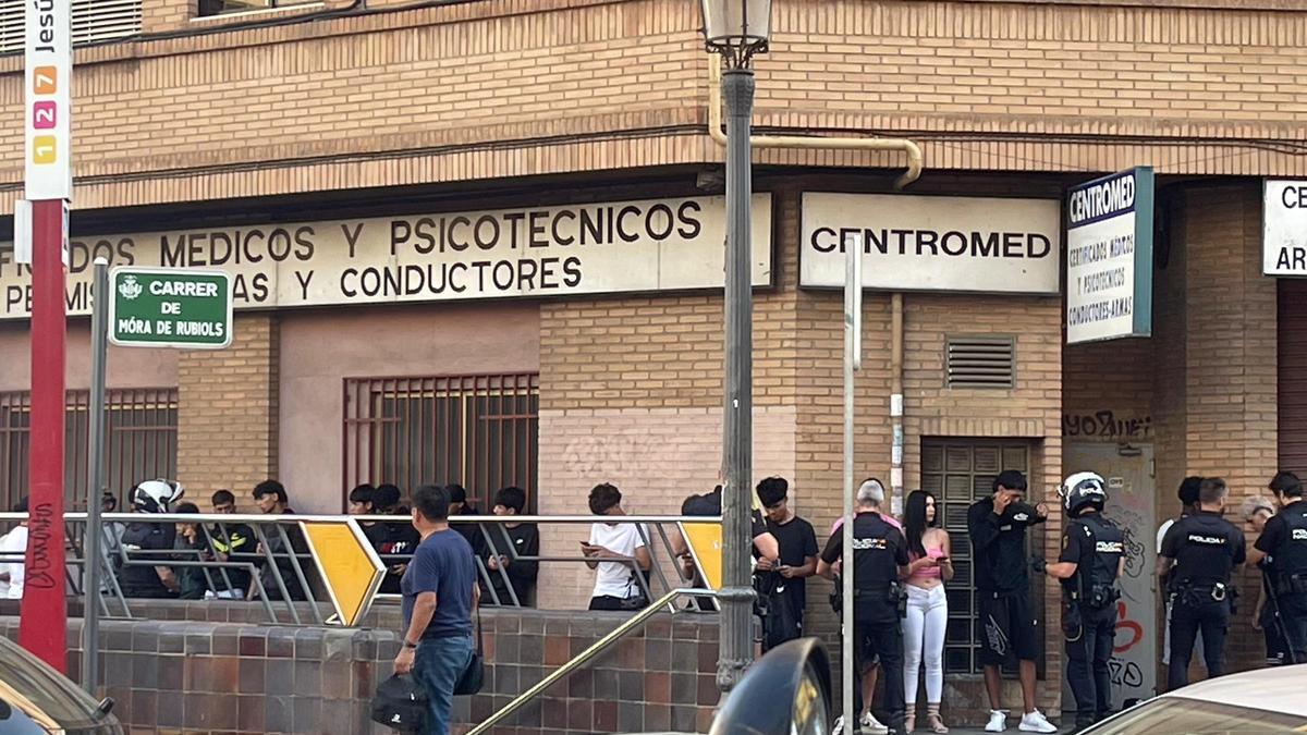 Agentes de la Policía Nacional identifican a 26 adolescentes junto al metro de Jesús.