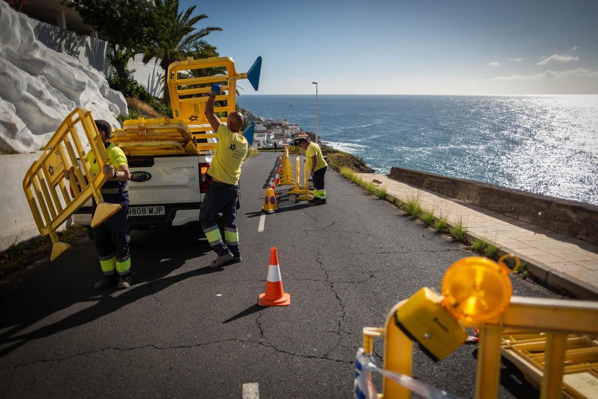 Trbajadores colocan vallas en una vía afectada por la borrasca Therese en Boca Cangrejo (El Rosario)