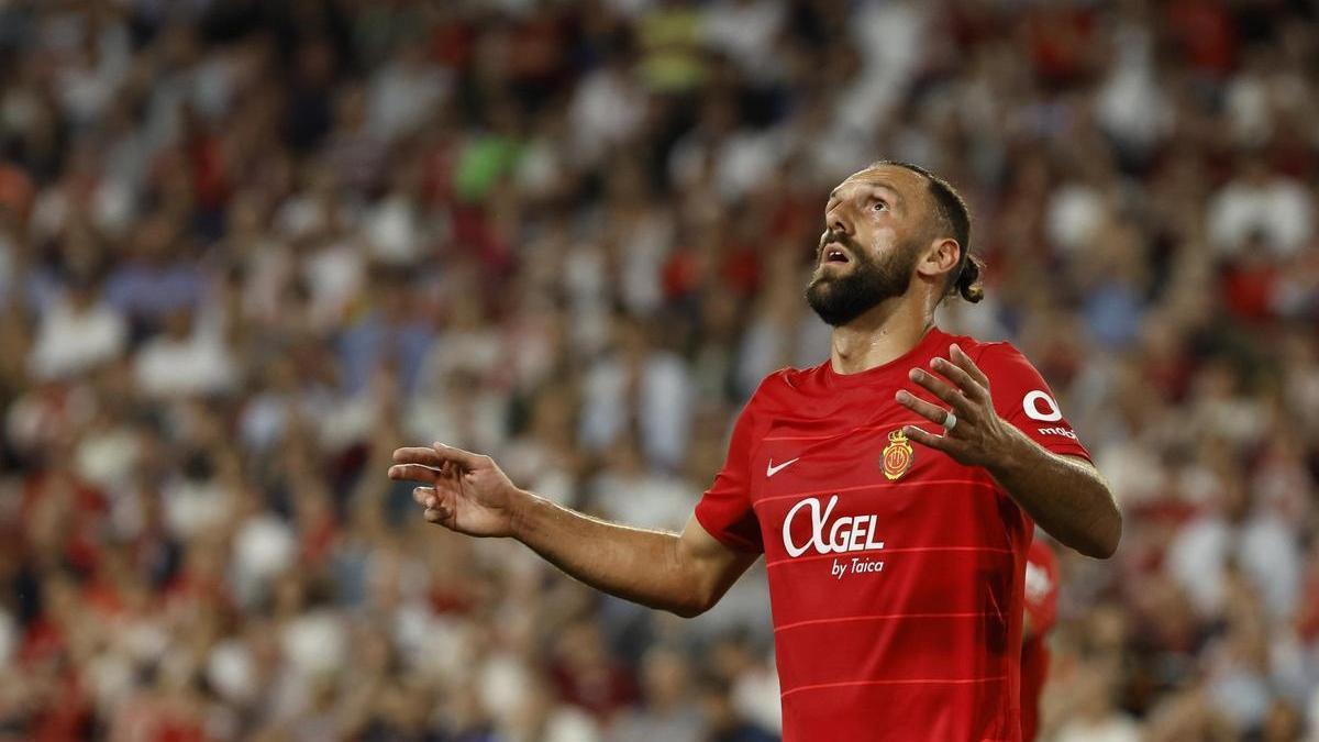 Muriqi alza la vista al cielo tras desaprovechar una clara ocasión de gol ante el Sevilla.