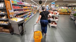 Una mujer comprando en un supermercado.