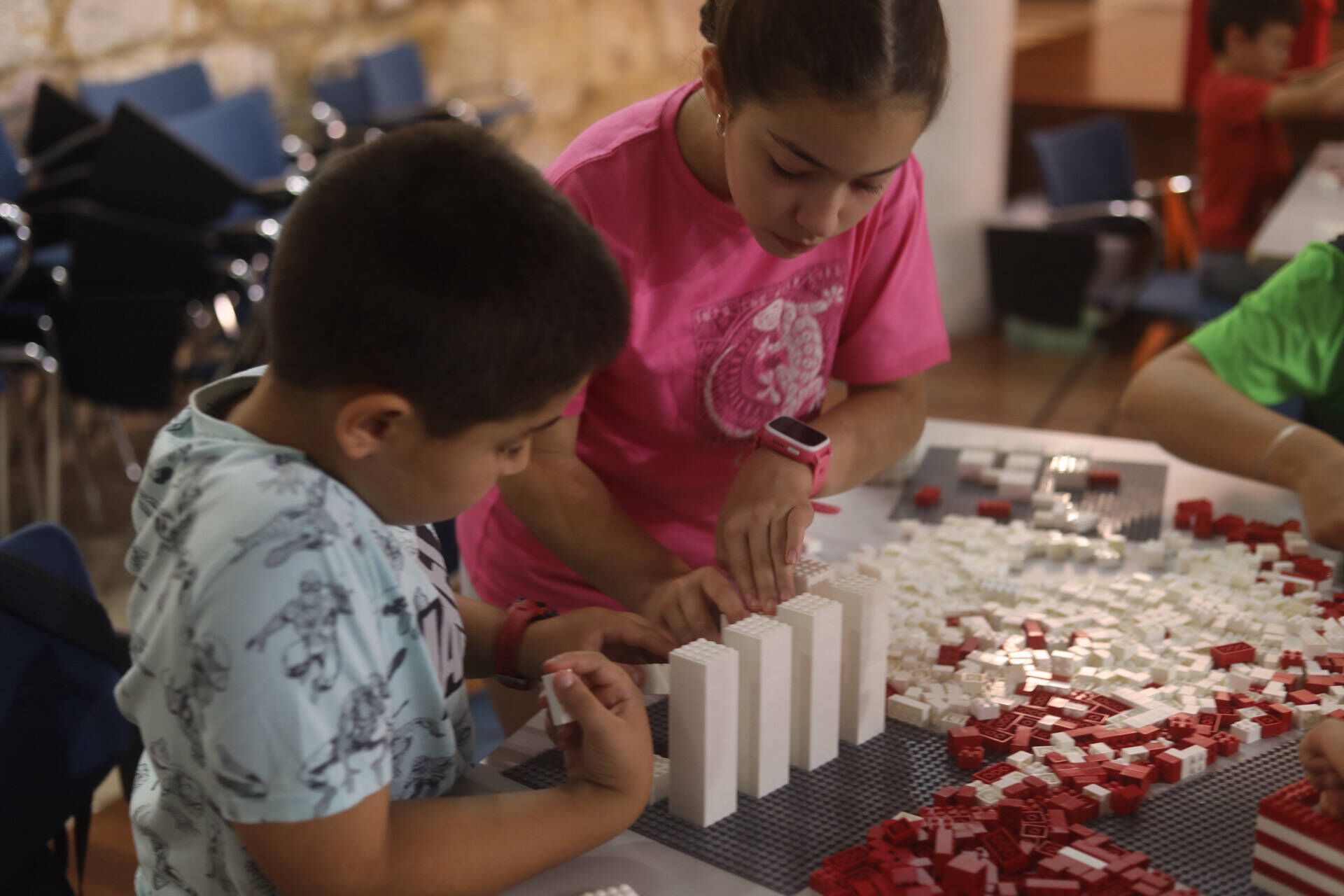 Los participantes del taller Arquibloques colocando piezas.