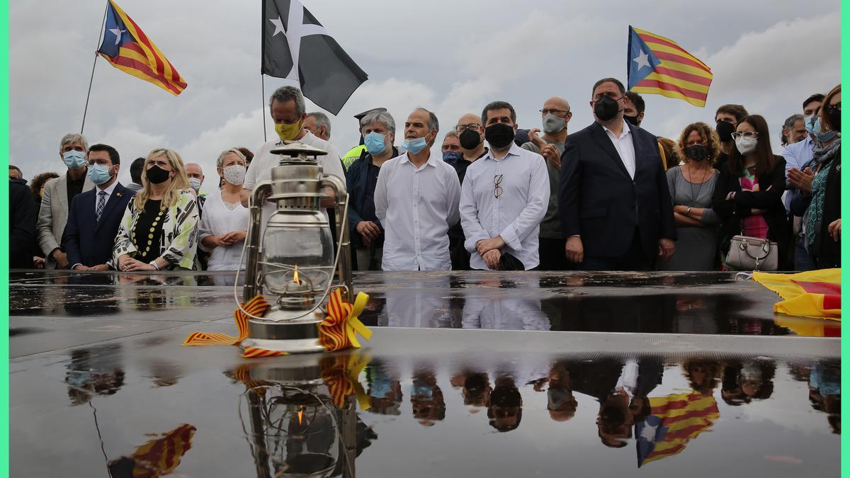 Salida de los presos polÍticos de Lledoners una vez concedido el indulto, acompañados por el President Pere Aragonès, familiares y amigos a la salida de la prisión.